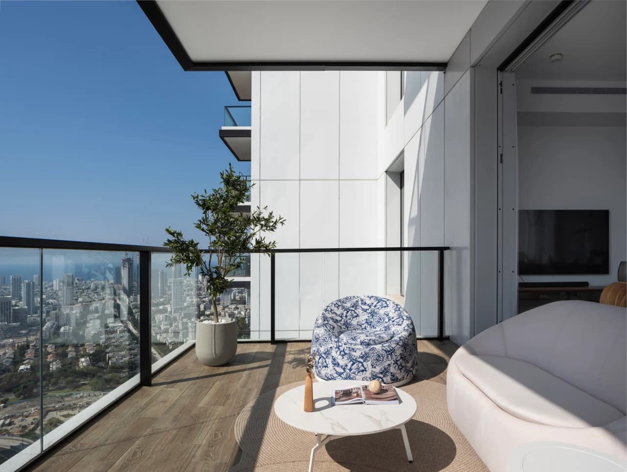 Duba armchair in a Ramat Gan balcony project